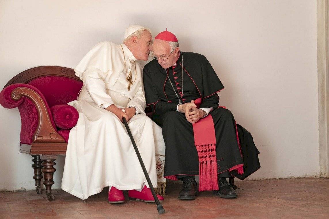Anthony Hopkins y Jonathan Pryce caracterizados como el Papa Benedicto XVI y el Cardenal Bergoglio (Netflix).