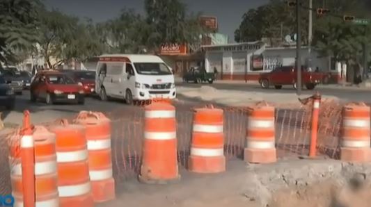 Un auto compacto modelo Chevy Monza cayó en la zanja de drenaje pluvial en avenida Las Torres en Escobedo (Foto: Especial)