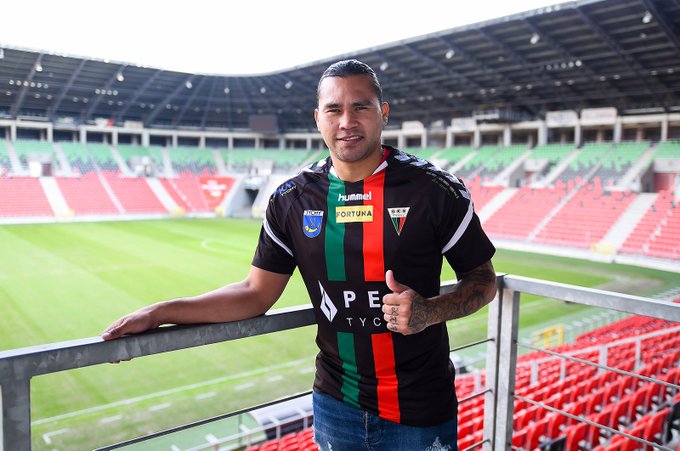 Carlos 'Gullit' Peña no ha reportado con su equipo en Polonia (@GKSTychy1971)