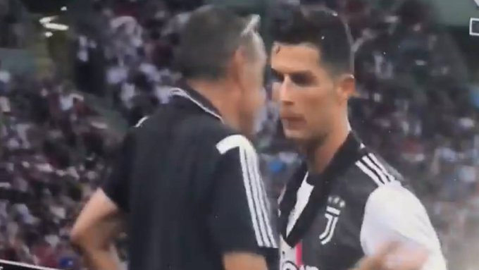 Crisitano Ronaldo y Maurizio Sarri al momento del 'choque' (Especial)