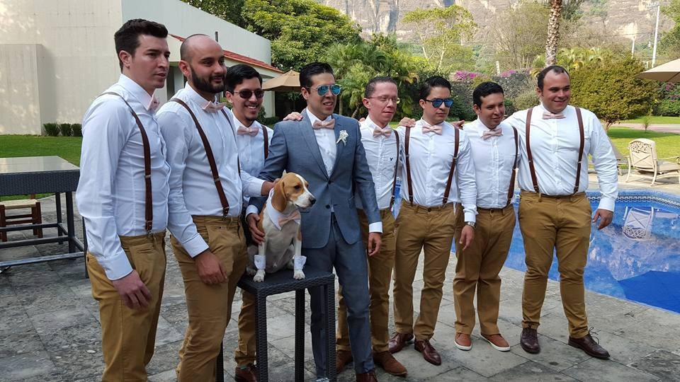 La mascota fue uno de los padrinos del novio, por lo que se le hizo su corbata y puños especiales( Cortesía de la diseñadora)