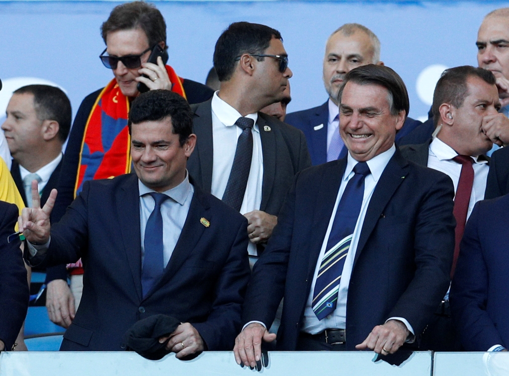 El ministro de Justicia Sergio Moro junto al presidente Jair Bolsonaro juntos en el inicio de la Copa América (AP)