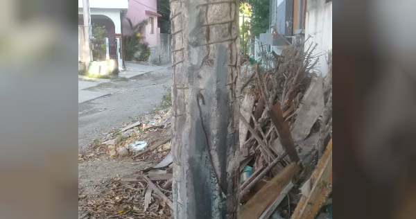 Postes en mal estado (Foto/Pablo Reyes)