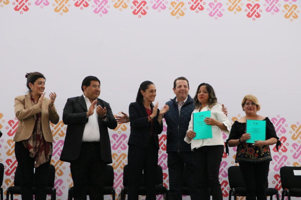 Sheinbaum en la entrega de créditos. (Tomado de @Claudiashein)