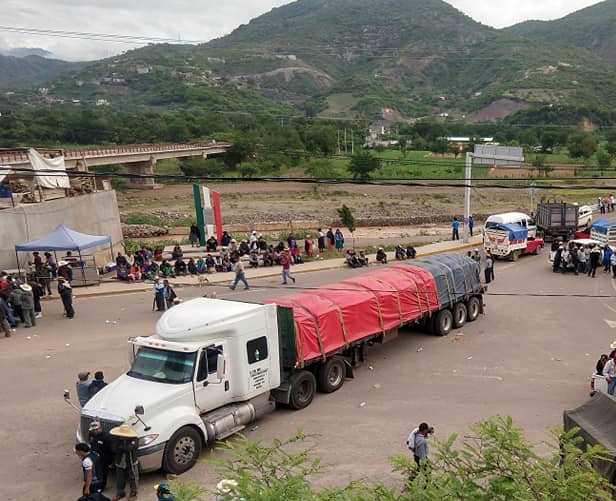 El tráiler está en detenido en el puente de Ahuetepec Ejido. (Rogelio Agustín)