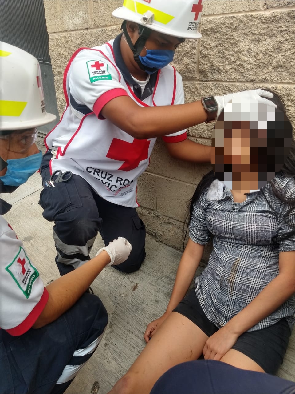 Abandonan a joven afuera de motel (Especial)