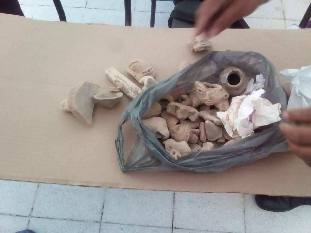 Ciudadano entrega piezas arqueológicas a autoridades de Pueblo Viejo, Veracruz (Foto/Lucero Reyes)