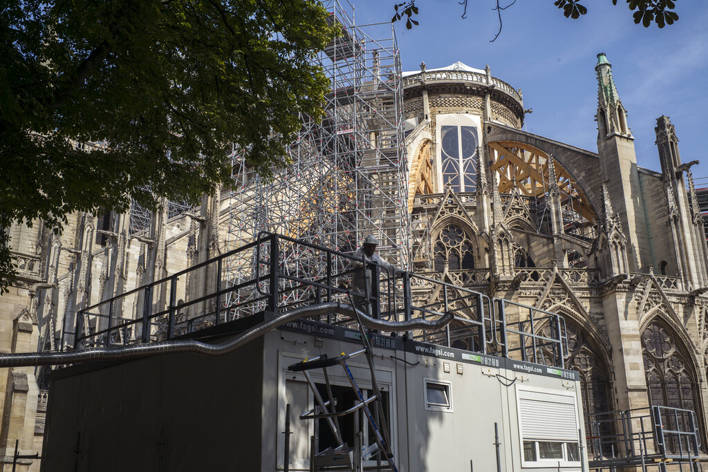 Los expertos están trabajando para estabilizar la infraestructura de la catedral antes de comenzar la reconstrucción. AP