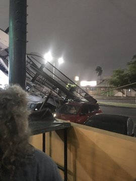 Los fuertes vientos provocaron la caída de espectaculares. (Twitter)