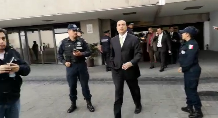 Un funcionario de la Segob salió a atender a los policías que protestan en Segob.