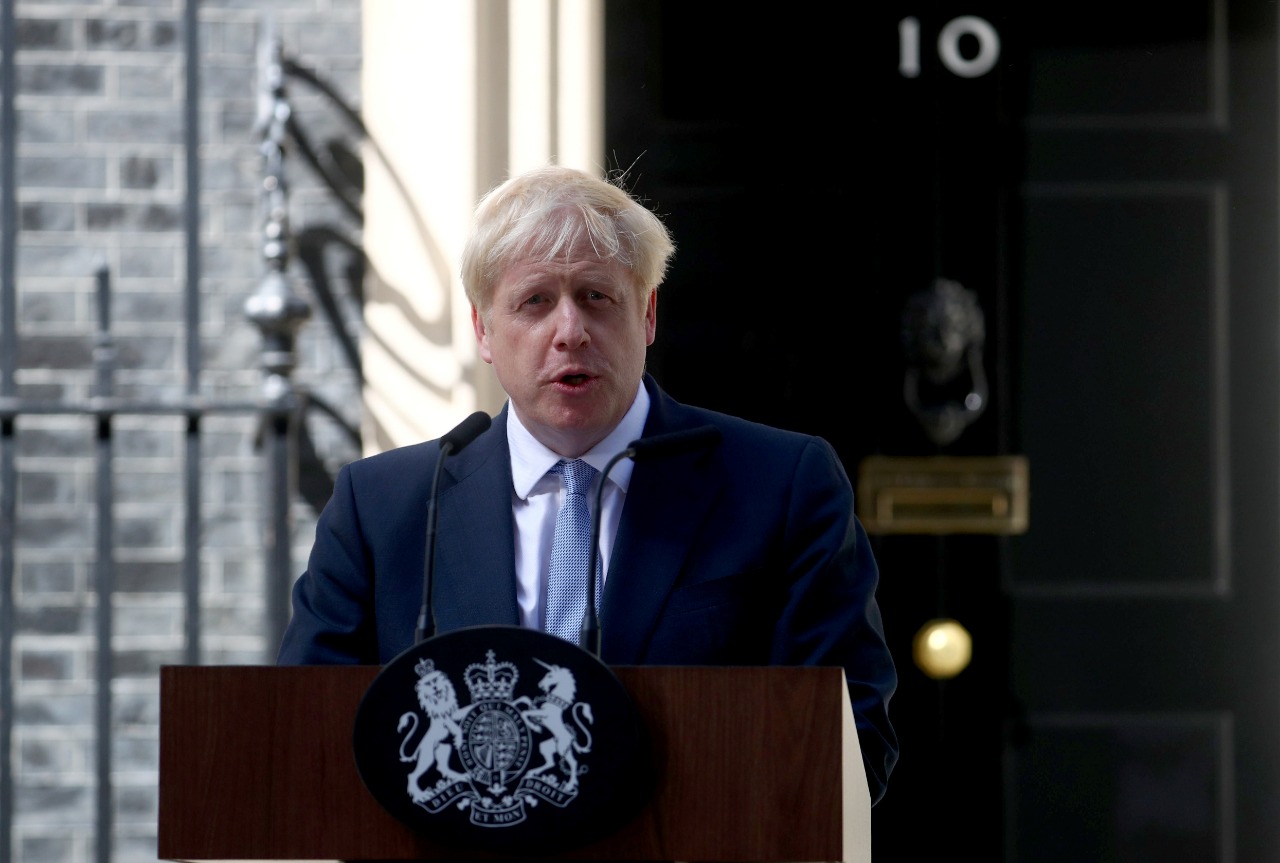 Johnson fue investido por la reina Isabel II de Inglaterra en una breve audiencia en el palacio de Buckingham.