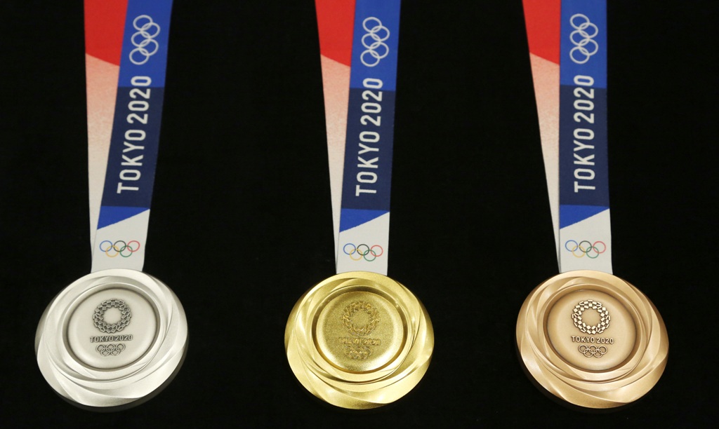 Los Juegos Olímpicos Tokio 2020 presentaron las medallas de oro, plata y bronce (AP)