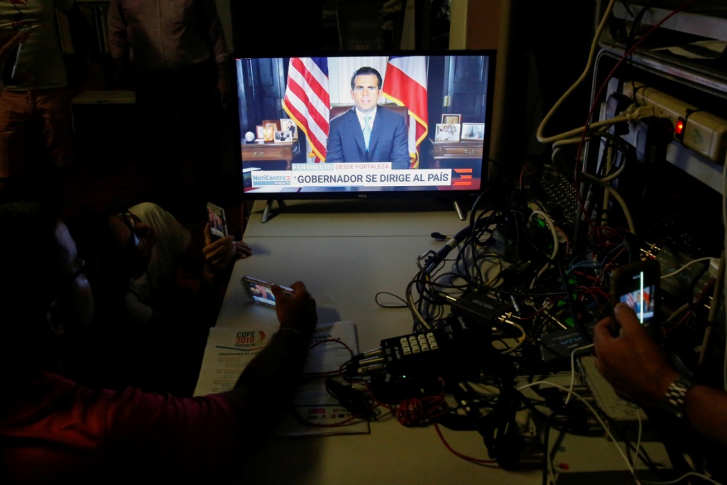 El mensaje de Rosselló se transmitió desde las redes oficiales de gobierno, en que miles de puertorriqueños celebraron en las calles (Reuters)