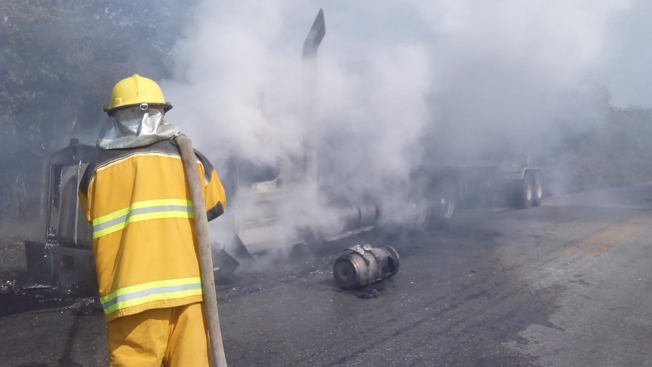 Protección Civil sofoca el fuego.