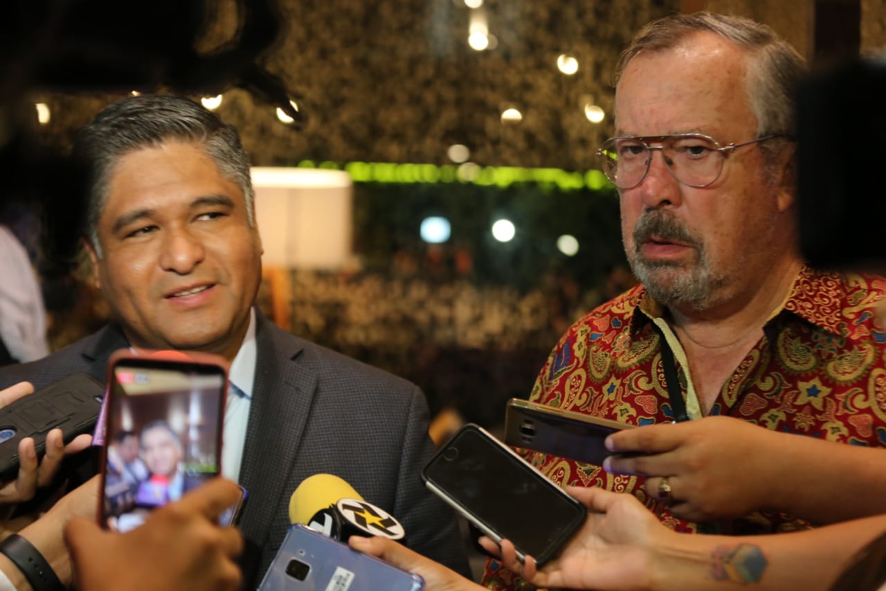 El senador Víctor Fuentes y Mauricio Fernández, militantes de Partido Acción Nacional. Foto: Roberto Alanís.