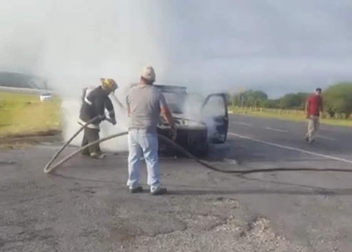 Incendio de camioneta en la carretera Zaragoza-Victoria (Foto/CORTESÍA)