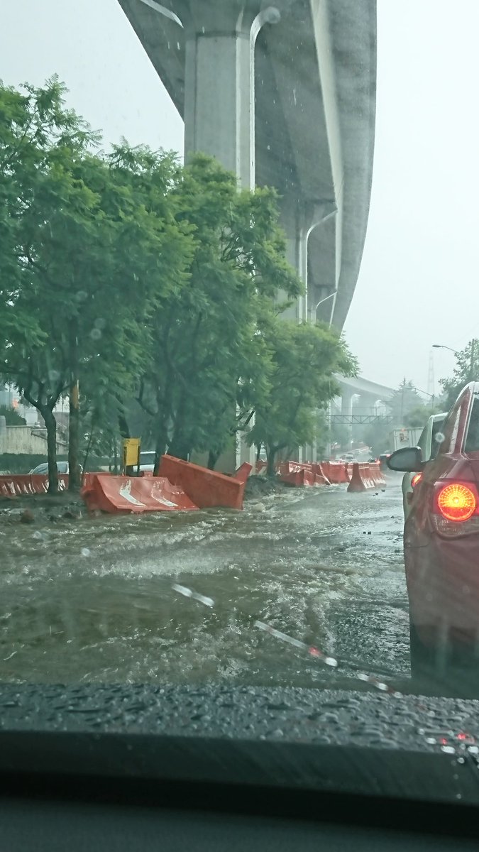 Inundación en Santa Fe a la altura de Vasco de Quiroga. (Tomada de @maria_recamier)