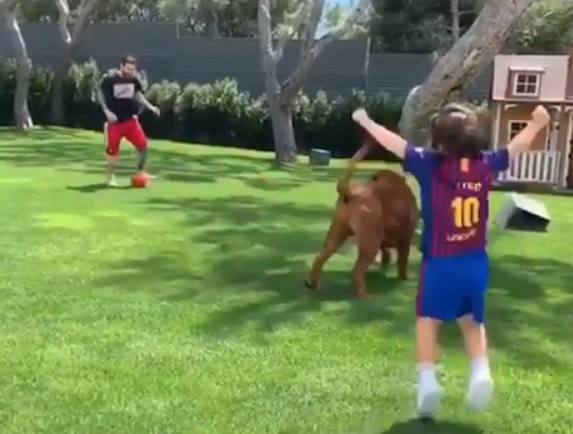 Lionel Messi juega al futbol con sus hijos (Instagram: @otro)