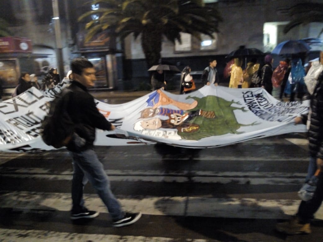 Marcha de aspirantes rechazados hacia el Zócalo. (Diego Martínez)