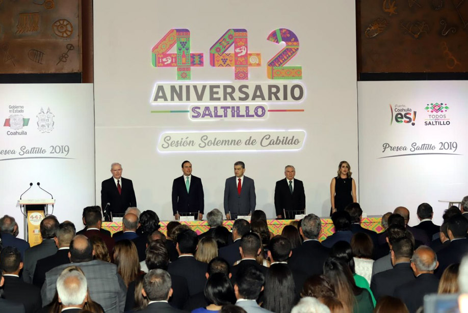 Miguel Riquelme y el alcalde estuvieron presentes en la entrega de las preseas. (Iván Sánchez)