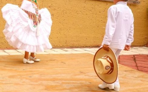 Niños bailando huapango.