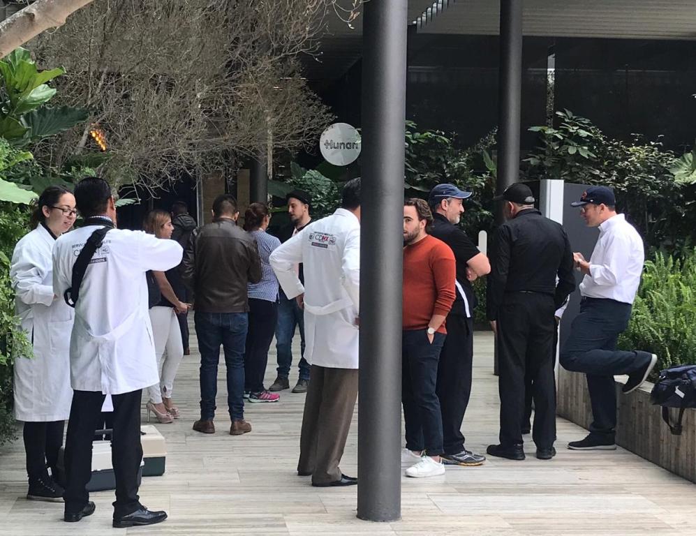 Peritos de PGJ levantan evidencia de balacera en Artz Pedregal. | Rafael Montes