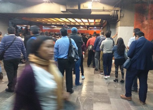 Usuarios de la Línea 1 reportaron retrasos y estaciones saturadas. | Twitter @Normix29720087