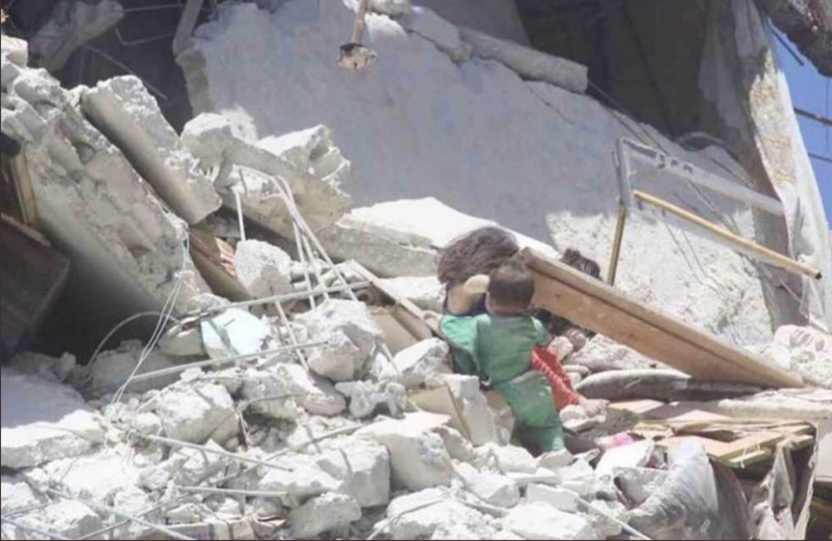 La angustiosa escena tuvo lugar el miércoles en Ariha, blanco de los bombardeos del régimen de Bashar al Asad (Bashar el Sheij/SY24).