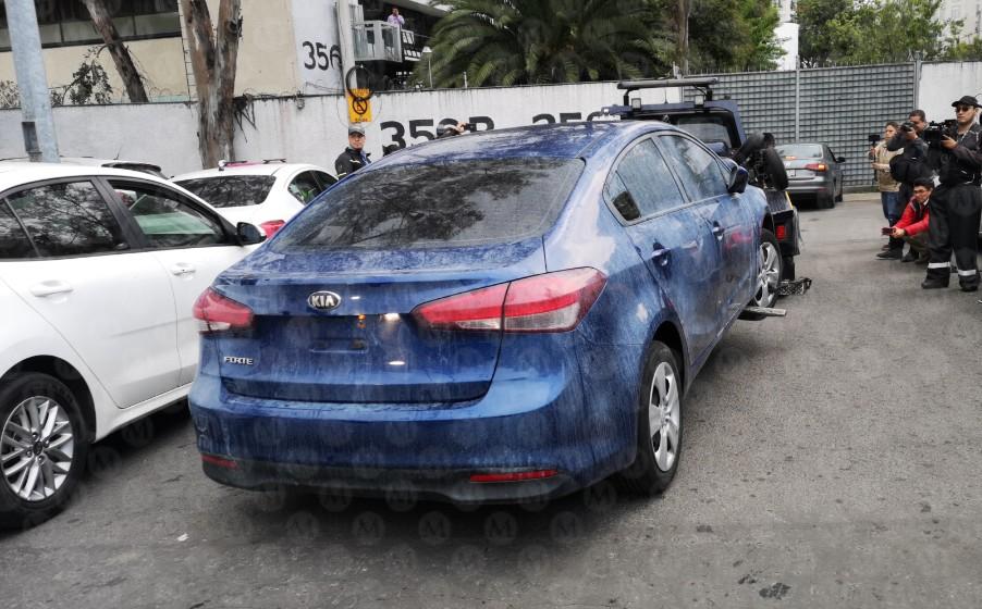 Auto usado en plaza Artz Pedregal es llevado a la Fiscalía de Homicidios. (Jorge Becerril)