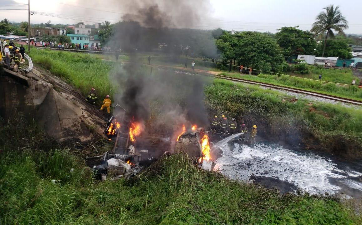 En Veracruz, pipa cae de puente y explota- Grupo Milenio