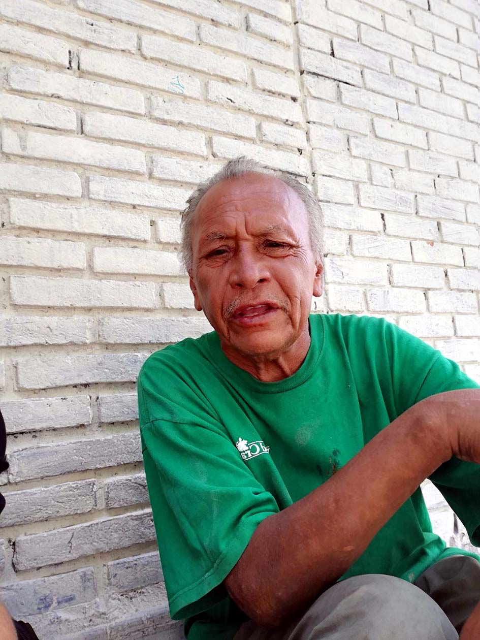 Don Ignacio Huerta Rodríguez de 70 años, pasa días y noches deambulando en pasillos de la Plaza de Armas. (Notivox Digital)