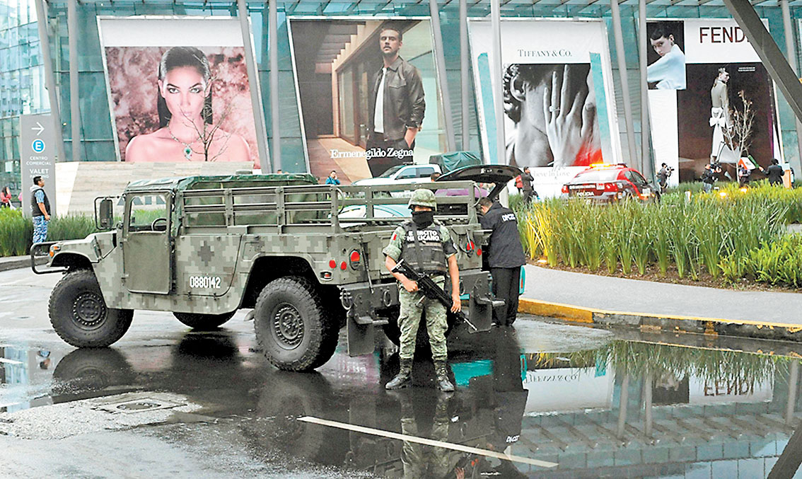 Elementos de la Guardia Nacional resguardan el centro comercial en la zona del Pedregal. (EFE)