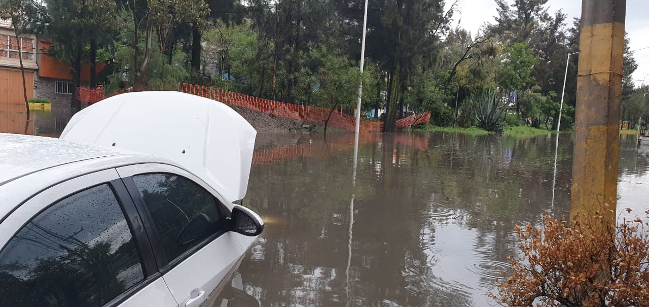 Las fuertes lluvias registradas en Nezahualcóyotl dejaron vehículos varados. (Zeltzin Zamora)