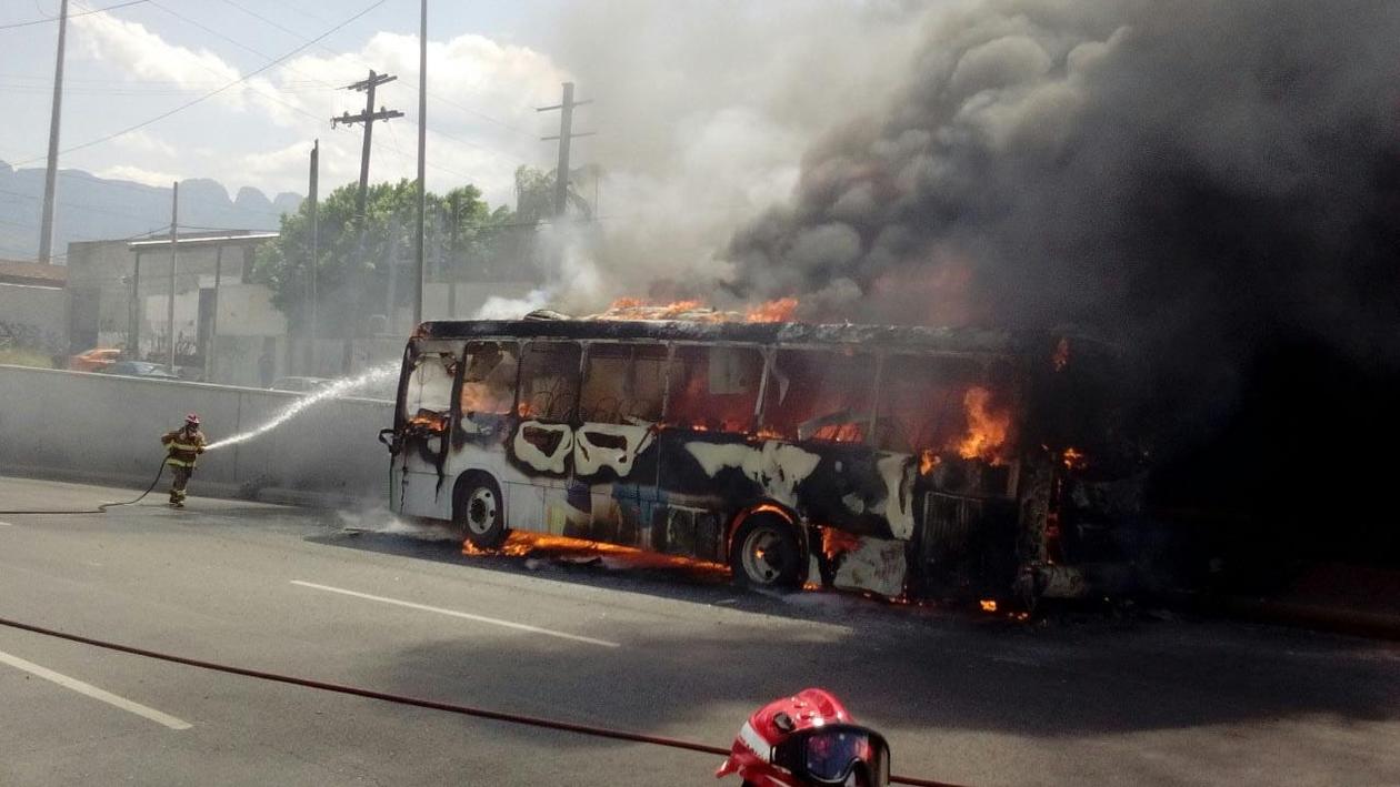 Incendio de camión urbano moviliza a Bomberos de Nuevo León. (Especial)