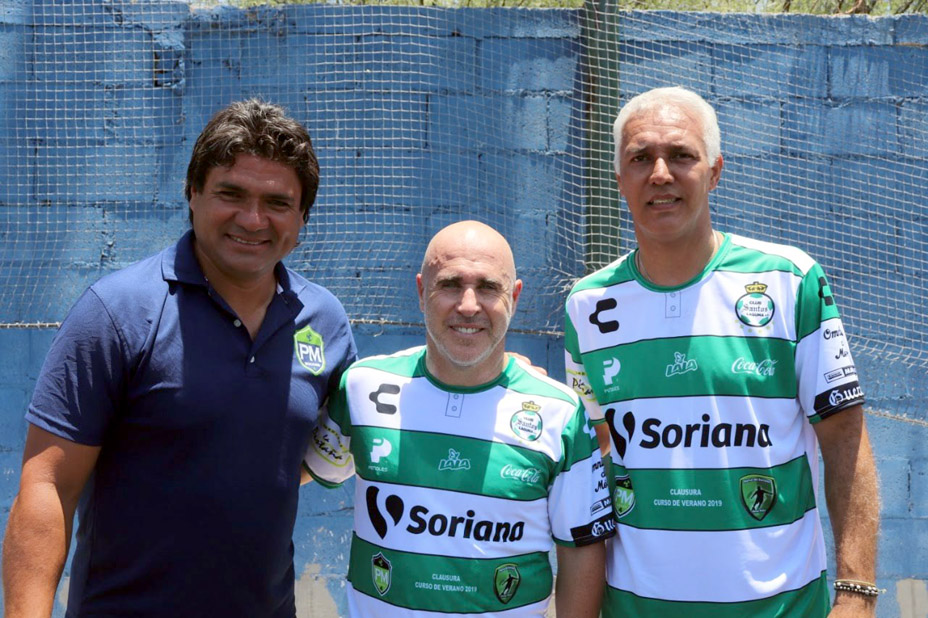 Los tres ex jugadores del Santos se juntaron para organizar el curso de verano. (Carlos Hernández)