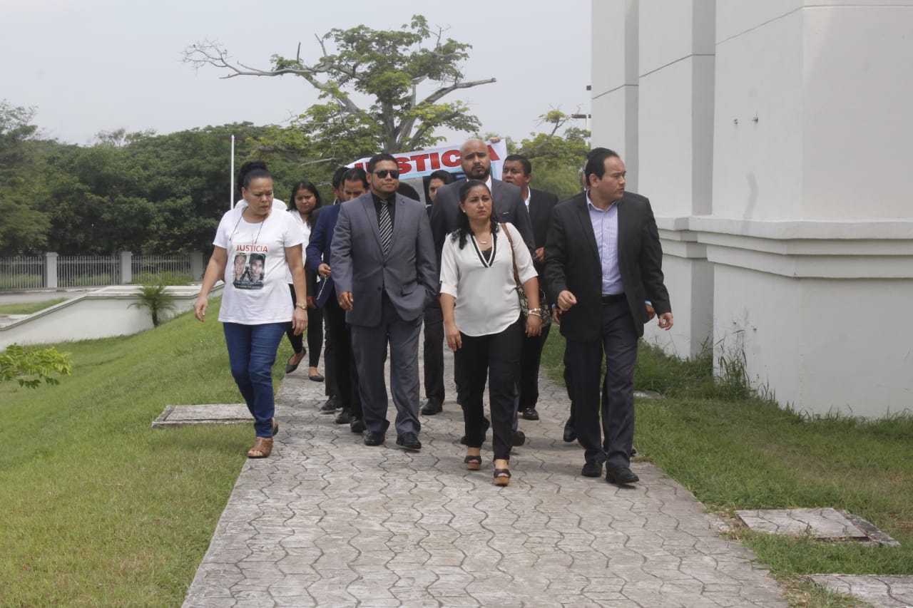 Padres de Mario Olivo en la ciudad Judicial en Altamira (Foto/Jesús Alberto García)