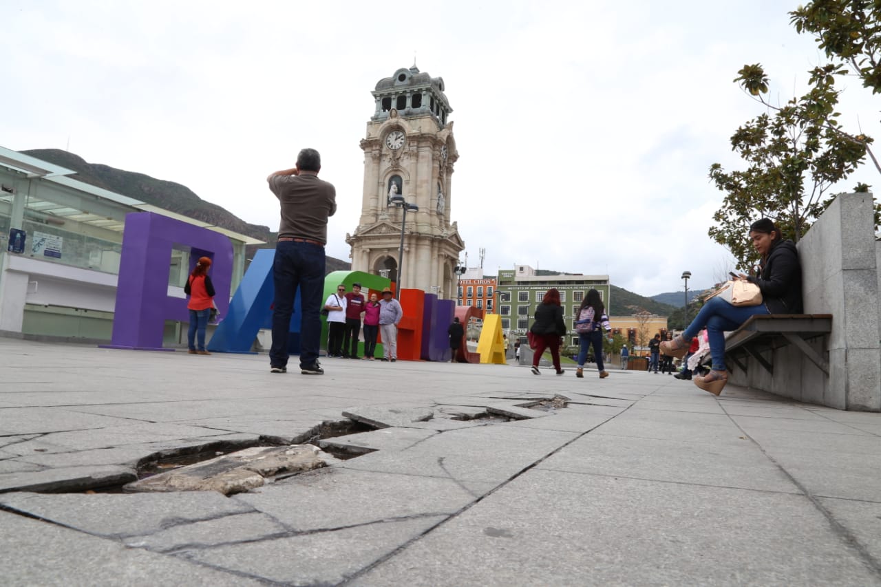 Plaza Independencia de Pachuca presenta desperfectos y daños. (Jorge Sánchez)