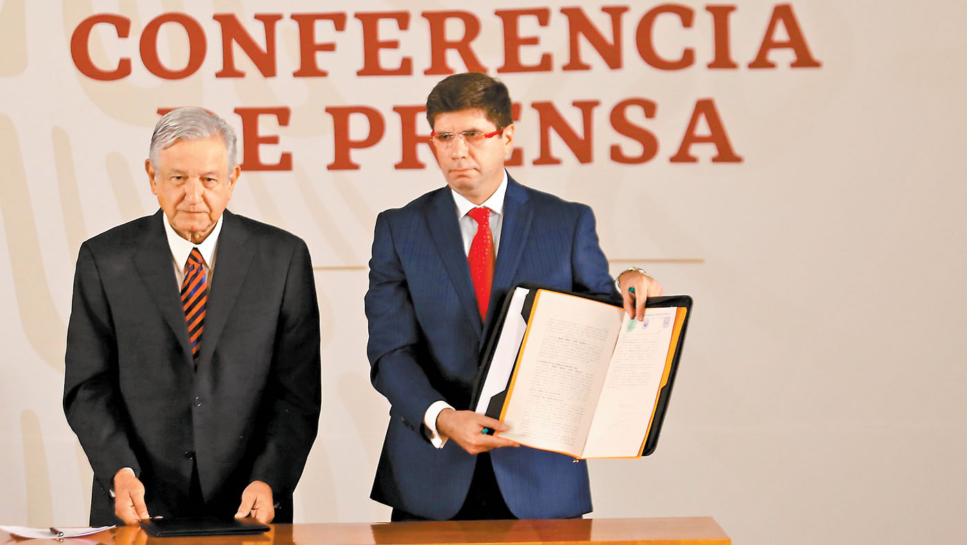 Ayer el Presidente firmó, ante notario, su compromiso de no reelección y agregó el de no corrupción. (Jorge Carballo)