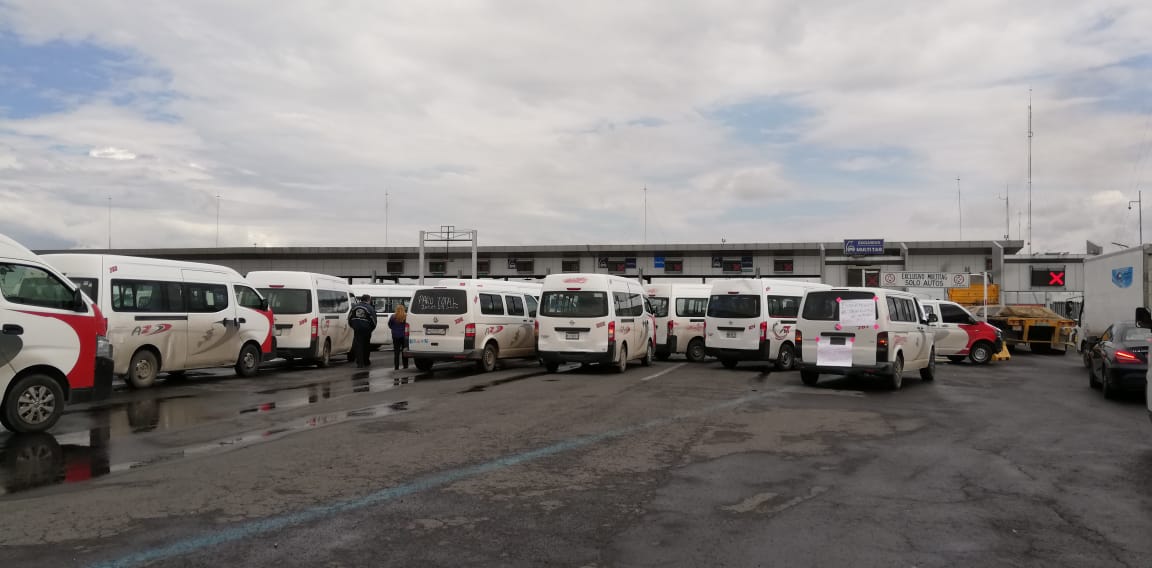 Los protestantes permiten el paso en la caseta a los automovilistas sin el pago del peaje. (Sergio Villafuerte)