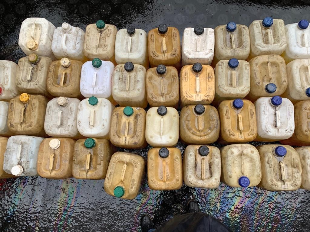 Alrededor de 32 garrafones fueron decomisados en Iztapalapa. (Jorge Becerril)