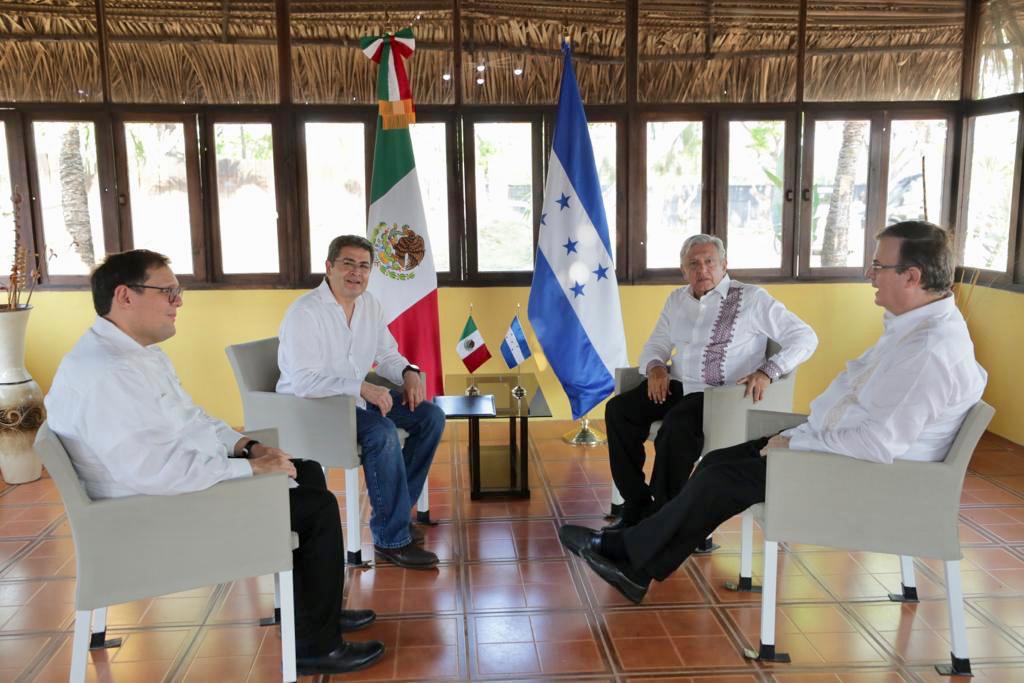 AMLO y Juan Orlando Hérnandez, presidente de Honduras, así como los cancilleres Marcelo Ebrard y Lisandro Rosales durante la reunión en Veracruz. (Esp