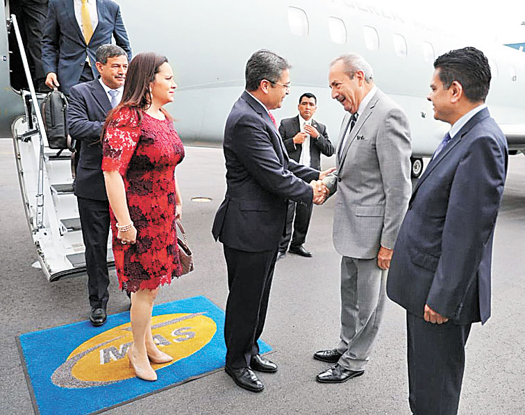 Arribo de Juan Orlando Hernández a México. (Especial)