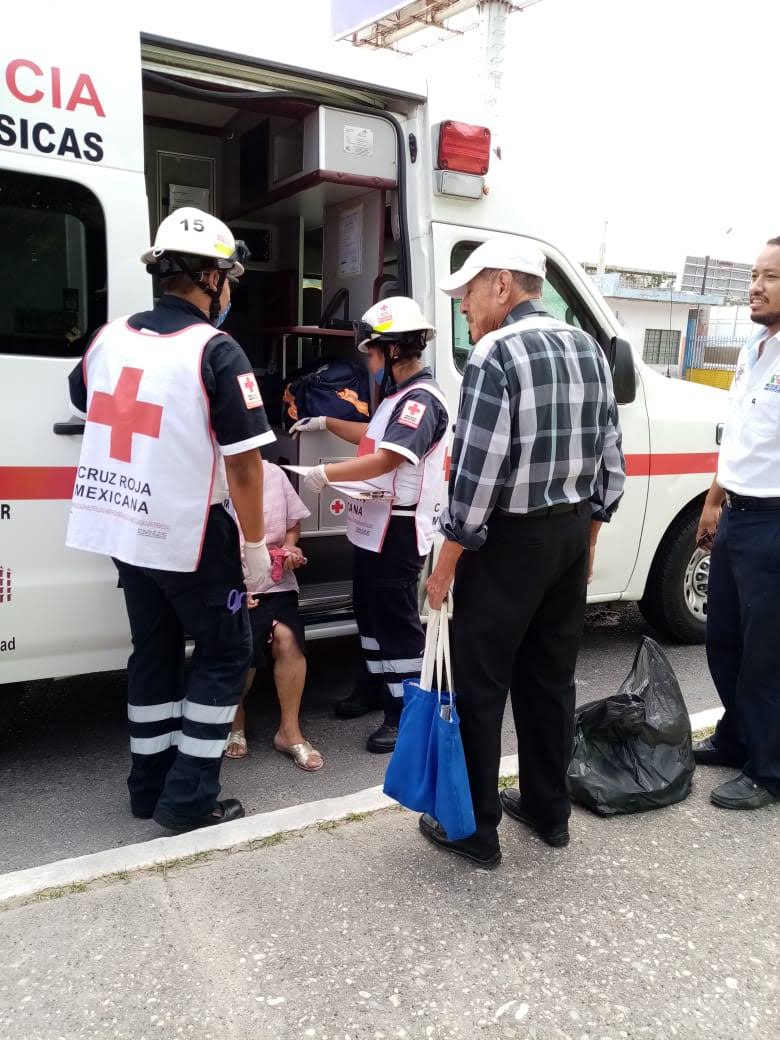 Cruz Roja auxilia a la lesionada.