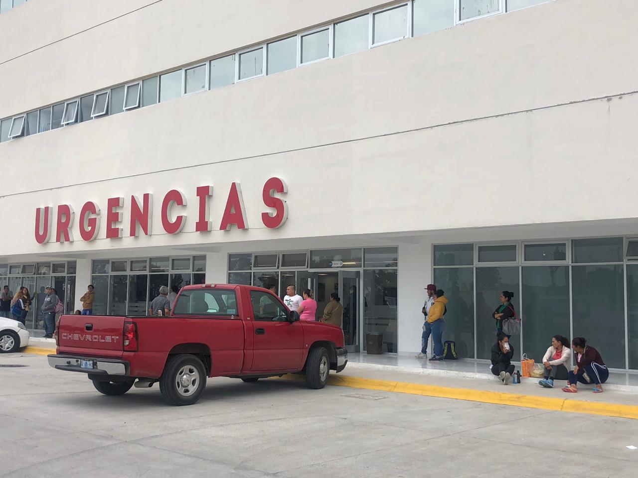 En Hospital Regional de León, familiares de pacientes denuncian que no se les permite el acceso.