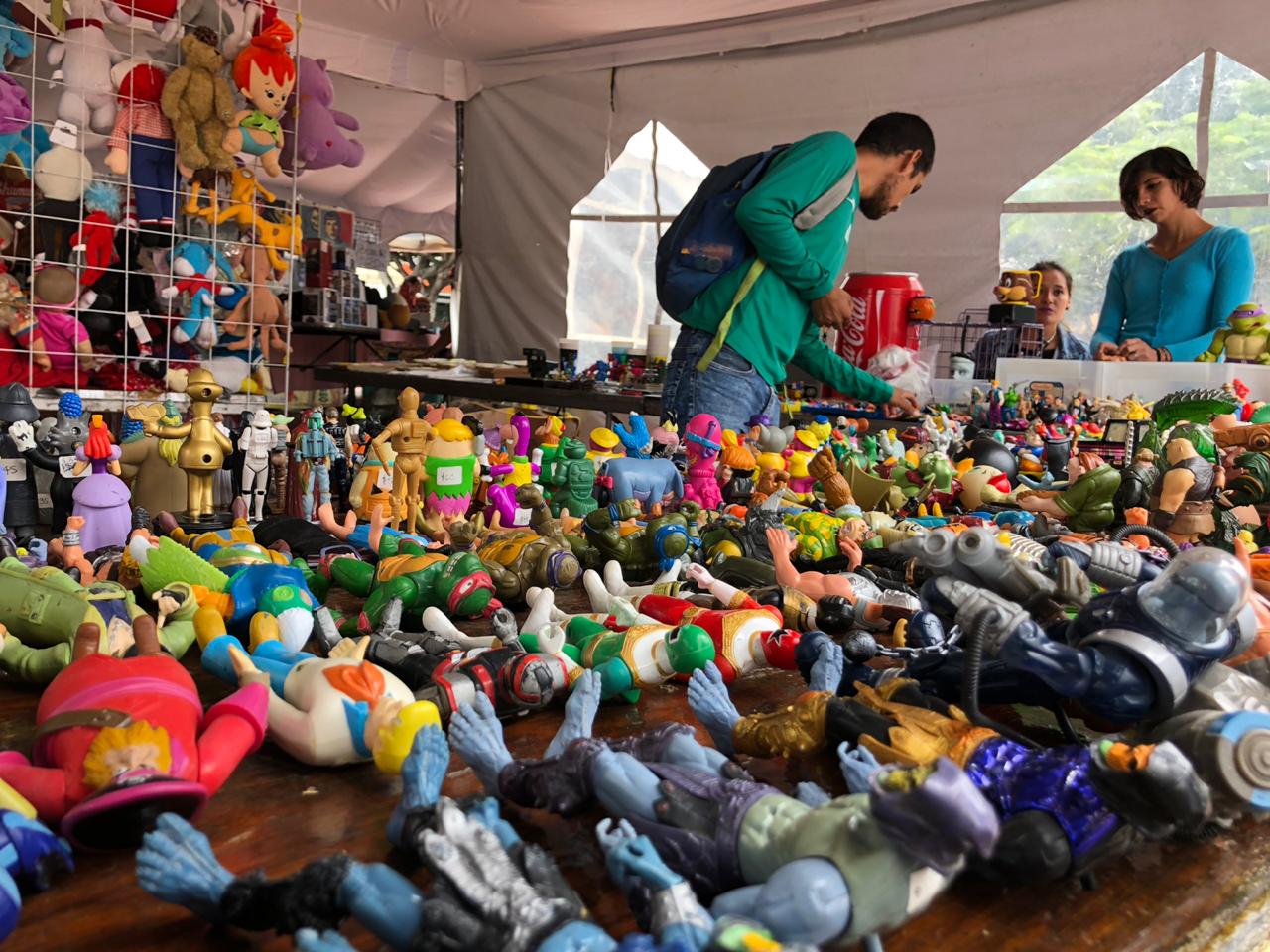 En León venden artículos de colección en Garage Fest