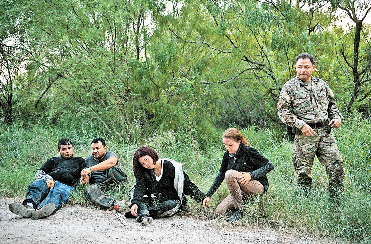 Migrantes indocumentados detenidos en Texas, EU. (Reuters)