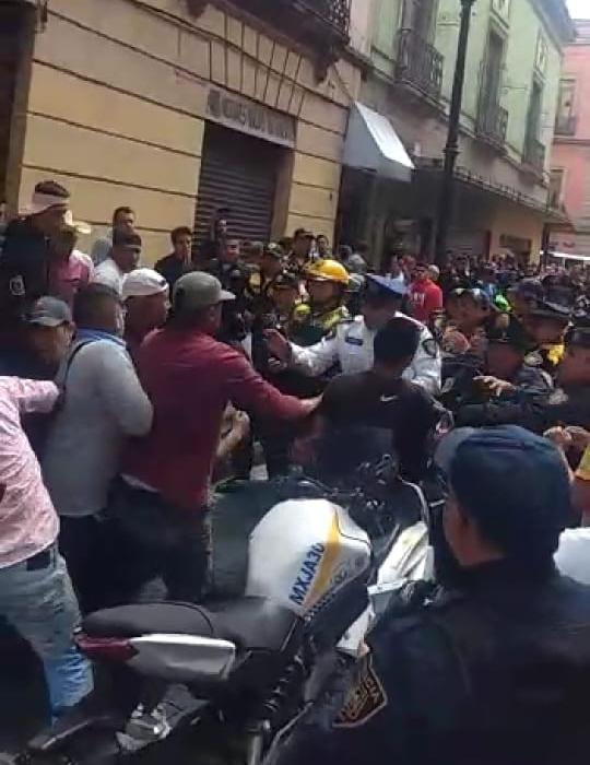 Algunas personas se enfrentaron con policías tras un choque que provocó cuatro lesionados. (Jorge Becerril)