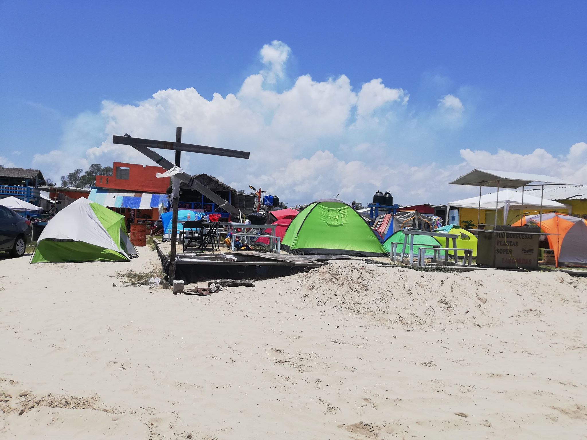 Turistas acampan en playa Miramar (Foto/Anahy Meza)