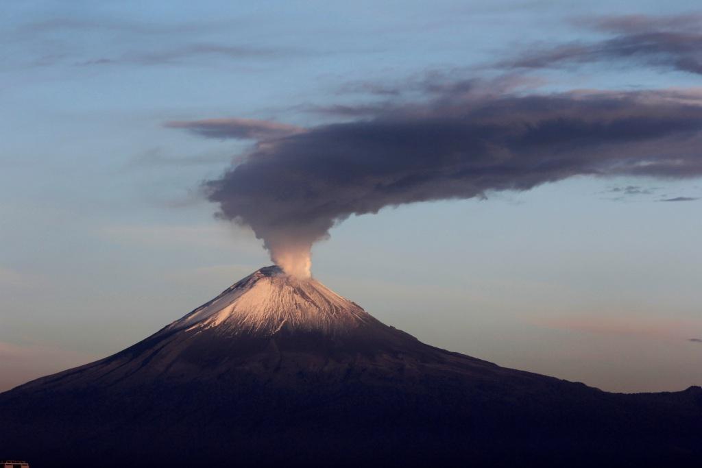 El volcán Popocatépetl tuvo tres explosiones, que provocaron caída de ceniza en CdMx. | Cuartoscuro