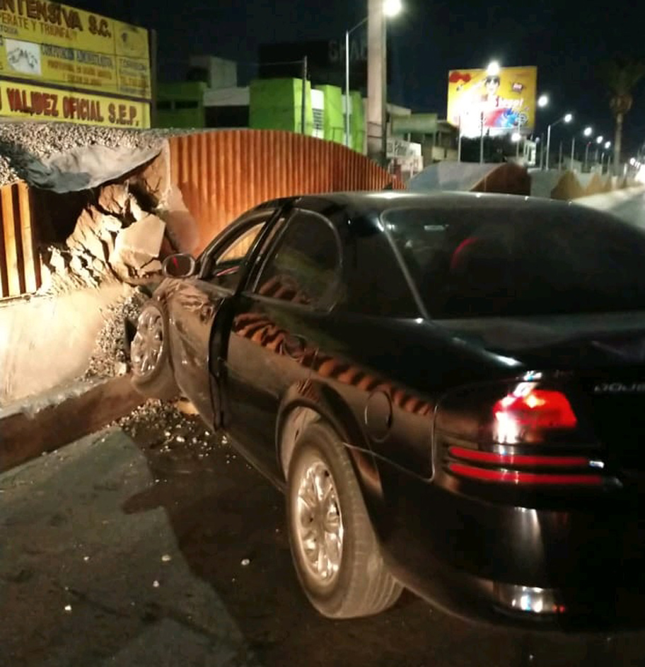 El auto fue trasladado al corralón a la espera de que el propietario aparezca. (Milenio Digital)